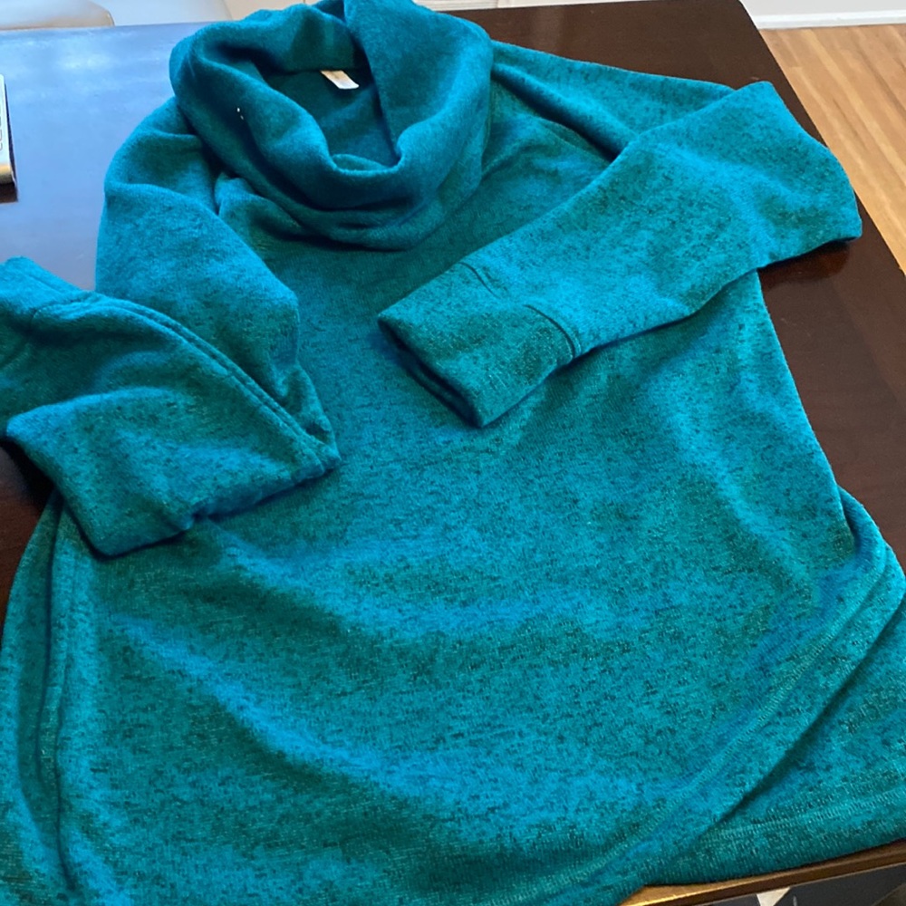 Soft soft beautiful ideology turquoise top!